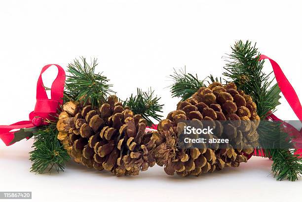 Conos De Navidad Con Abeto Rojo Cintas De Primer Plano Foto de stock y más banco de imágenes de Adorno