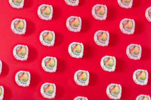 patrón de sushi sobre fondo rojo - arroz comida básica fotos fotografías e imágenes de stock