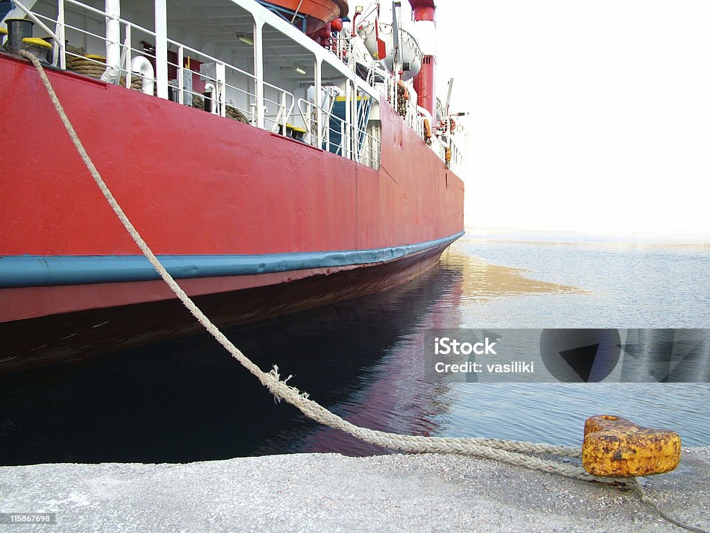 Navio em doca vermelho Amarrado - Foto de stock de Amarrado royalty-free
