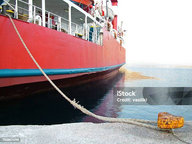 Foto de Navio Em Doca Vermelho Amarrado e mais fotos de stock de Amarrado - Amarrado, Barco de passageiros, Corda