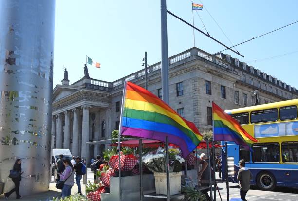 bandiere arcobaleno lgbt - republic of ireland dublin ireland bus city foto e immagini stock