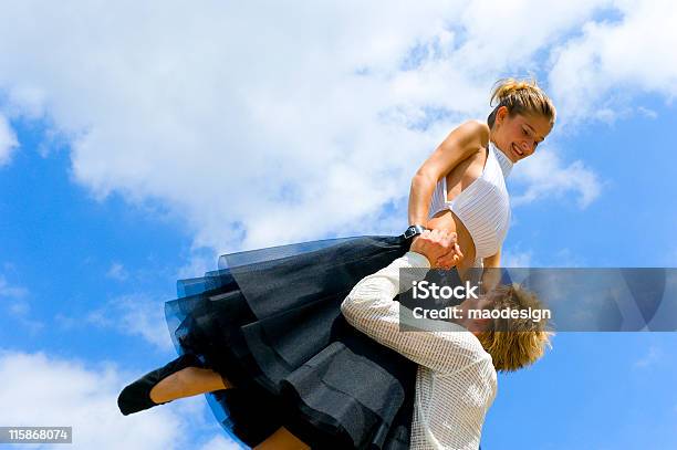 Ballare In Aria - Fotografie stock e altre immagini di Sollevare - Sollevare, Tipo di danza, Ballerino - Artista di spettacolo