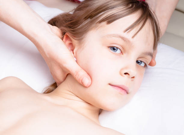 소아 클리닉에서 목의 골병증 치료를받는 소녀 - osteopath chiropractic adjustment skull massaging 뉴스 사진 이미지
