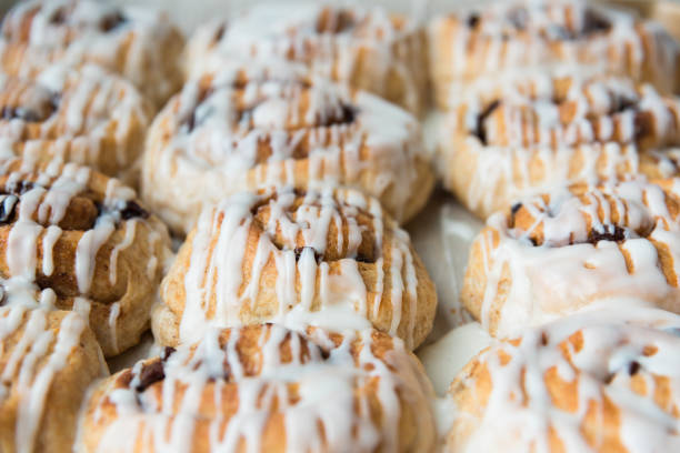 istock Full-frame frosted vegan cinnamon rolls in pan close-up 1158683817