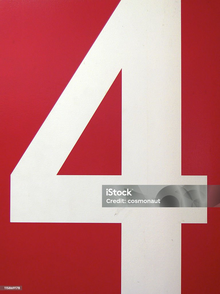 Белый "4" на красной стене - Стоковые фото Арабеска роялти-фри