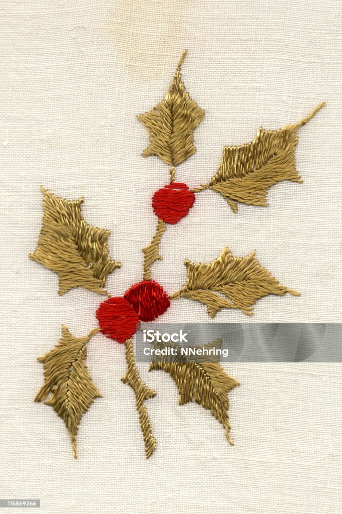 holly embroidering com folhas e frutas vermelhas - Foto de stock de Bordado royalty-free