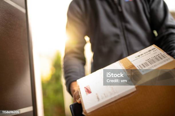 Courier Holding Kartonnen Doos Voor Levering Stockfoto en meer beelden van Leveren - Leveren, Pakket, Doos