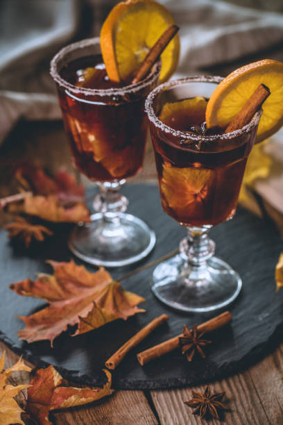 cocktail d'automne - vin chaud à l'orange juteuse et épices - quatre épices photos et images de collection