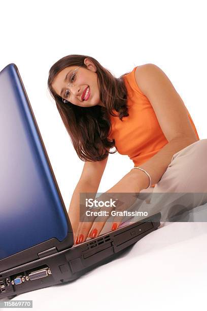 Linda Menina Com Azul Computador Portátil 5 - Fotografias de stock e mais imagens de Adulto - Adulto, Ao Ar Livre, Azul