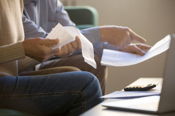 ehegatten verwalten familienbudget scheck rechnungen schecks nahaufnahme abgeschnitten bild - home finances debt tax finance stock-fotos und bilder