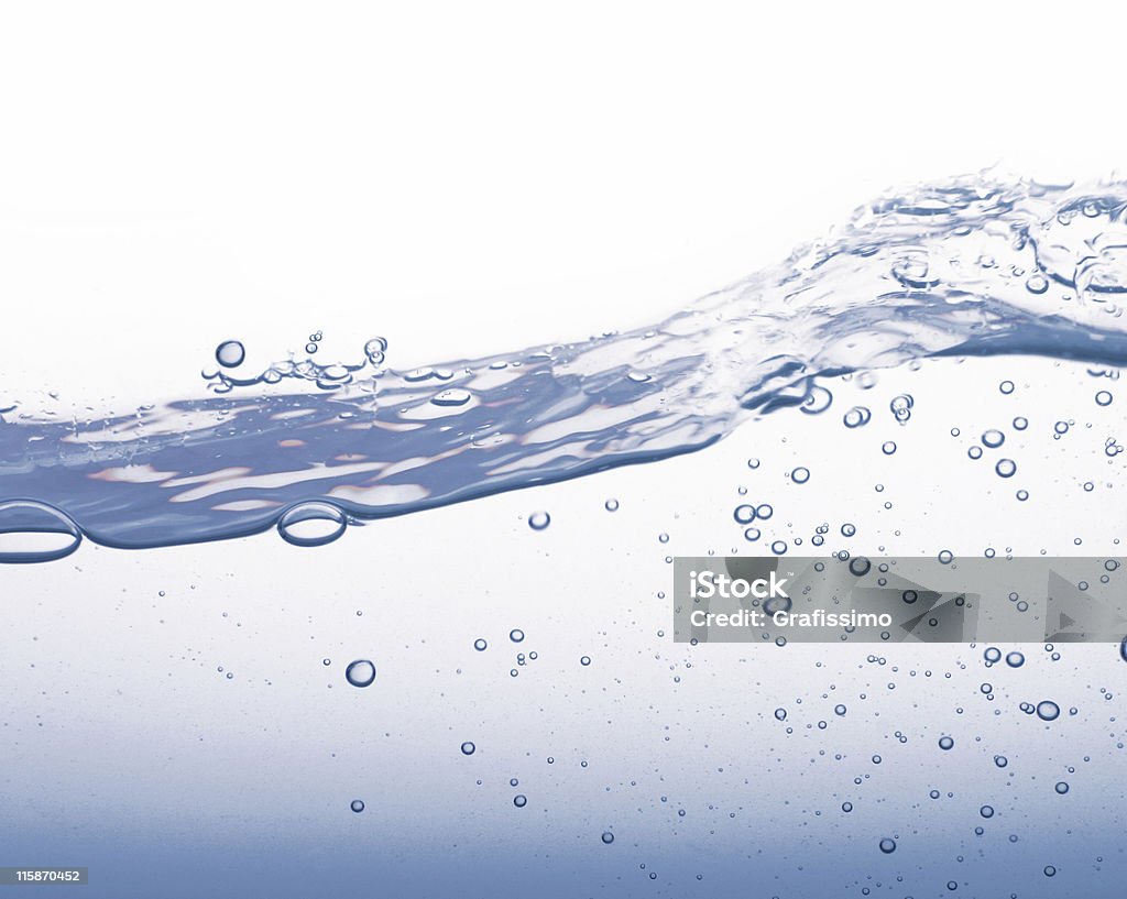 Pęcherzyki powietrza w niebieski wody powitalny na białym tle - Zbiór zdjęć royalty-free (Abstrakcja)