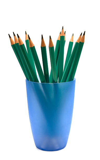 Zielony ołówki w blue cup – zdjęcie