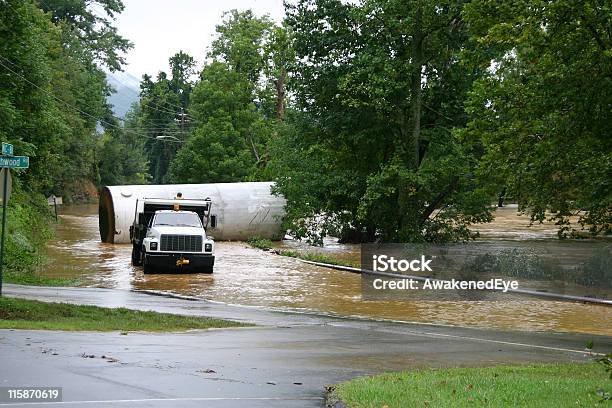 Rio Estrada Inundada - Fotografias de stock e mais imagens de Enchente - Enchente, Limpar, Propano