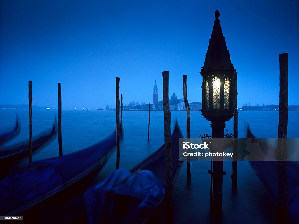 gondolas por luz de la luna - Foto de stock de Noche libre de derechos