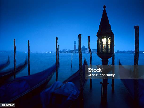 Gondolas Por Luz De La Luna Foto de stock y más banco de imágenes de Noche - Noche, Sin personas, Góndola