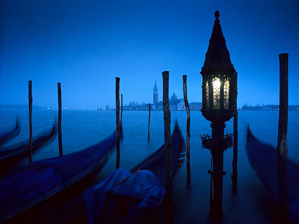 gondolas by 달빛 - venice italy italy night gondola 뉴스 사진 이미지