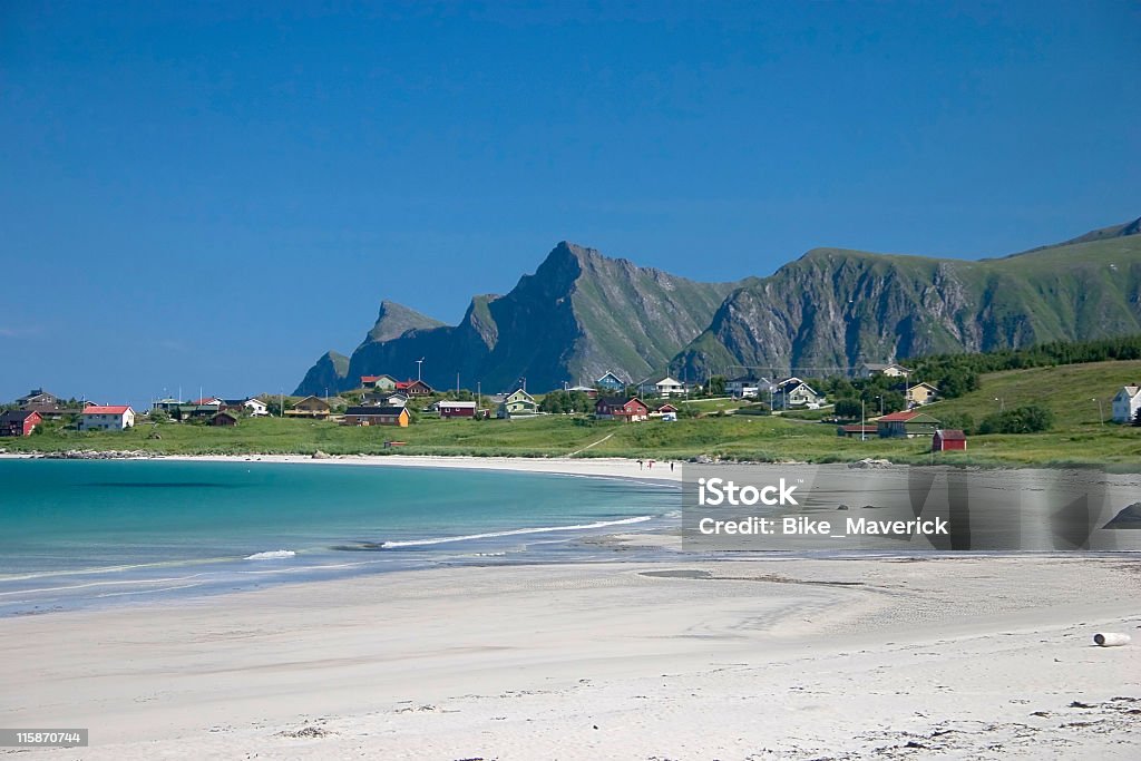 Polar praia de areias brancas, mar azul - Foto de stock de Andar royalty-free
