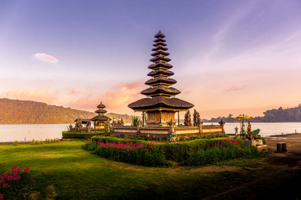 por do sol no templo de ulun danu beratan em bali, indonésia - lake bratan area - fotografias e filmes do acervo