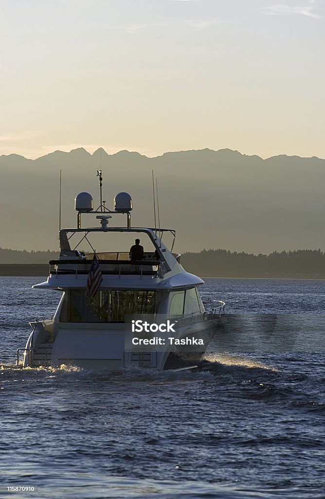 サンセットクルーズ - モーターボートに乗るのロイヤリティフリーストックフォト