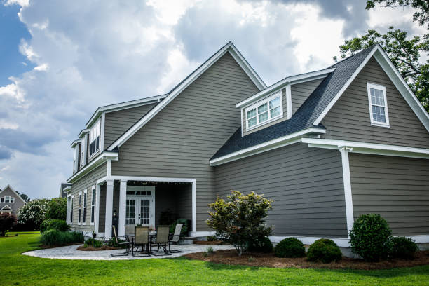 istock Side and real view of craftsman house 1158713212