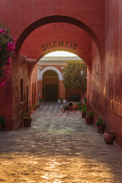 monastério de santa catalina, arequipa, peru. - santa catalina monastery - fotografias e filmes do acervo