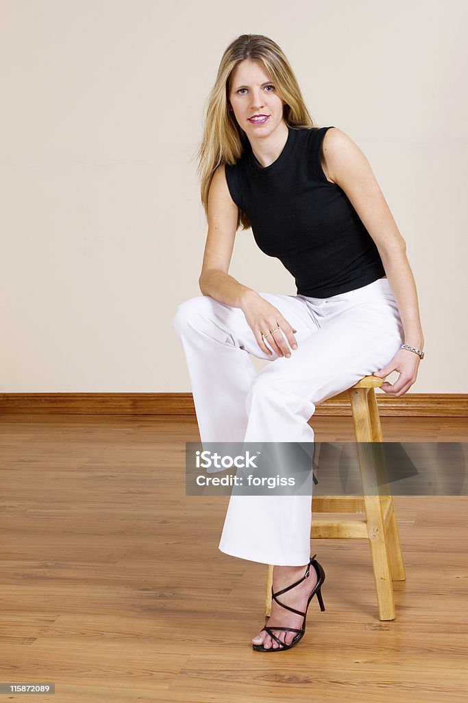 Молодая женщина, сидящая на стуле - Стоковые фото Барн�ый стул роялти-фри