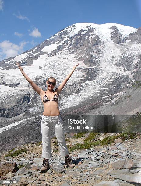 Nastolatki W Parku Narodowym Mount Rainier - zdjęcia stockowe i więcej obrazów Kobiety - Kobiety, Bikini, Chmura