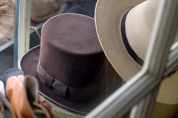 cappelli antico in un negozio sul davanti mostra finestra - mullions foto e immagini stock