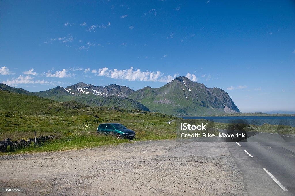 Solitario auto vicino all'oceano - Foto stock royalty-free di Norvegia