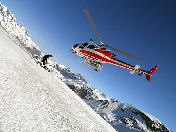 helicopter over montañas - clear sky diagonal snow winter fotografías e imágenes de stock