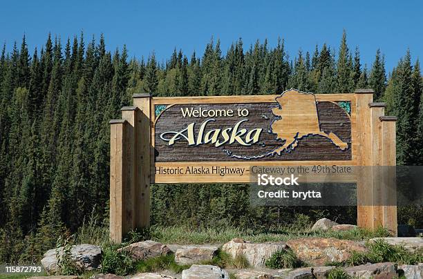 Willkommenpanel Auf Dem Alaska Highway Im Alaskagrenze Stockfoto und mehr Bilder von Alaska - US-Bundesstaat