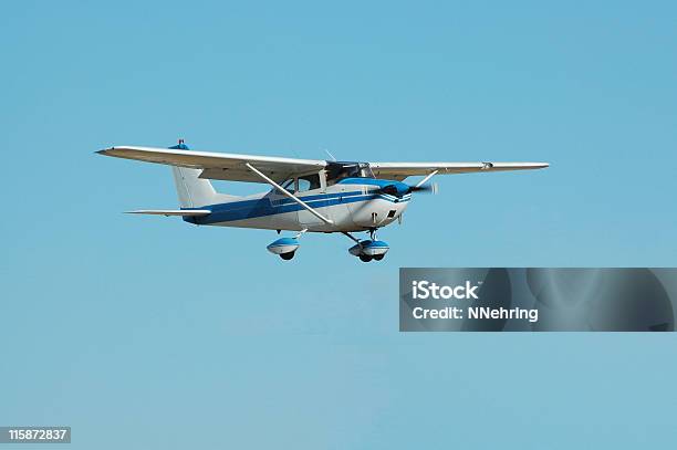 Avião Particular Cessna 172 De Claro Céu Azul - Fotografias de stock e mais imagens de Avião - Avião, Avião Propulsor, Céu