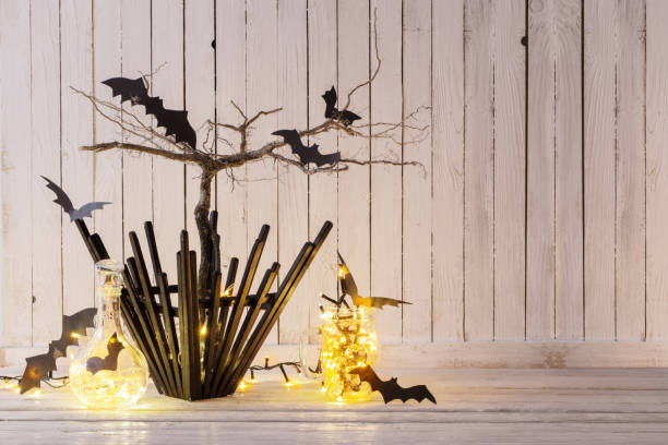 halloween decorations on wooden background in home - root paper black textured imagens e fotografias de stock