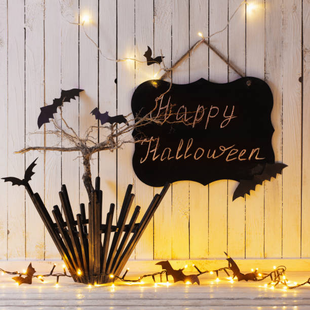 halloween dekorationen auf hölzernen hintergrund in haus - root paper black textured stock-fotos und bilder