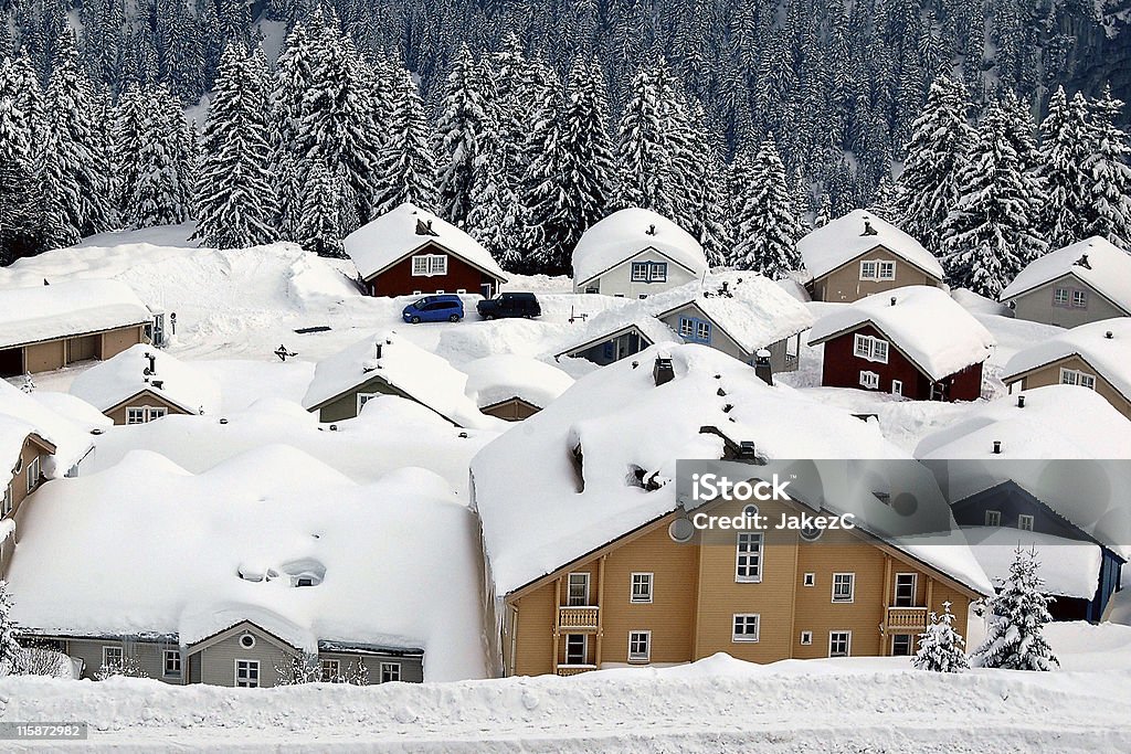 ノルウェースタイルのシャレー Flaine - カラー画像のロイヤリティフリーストックフォト