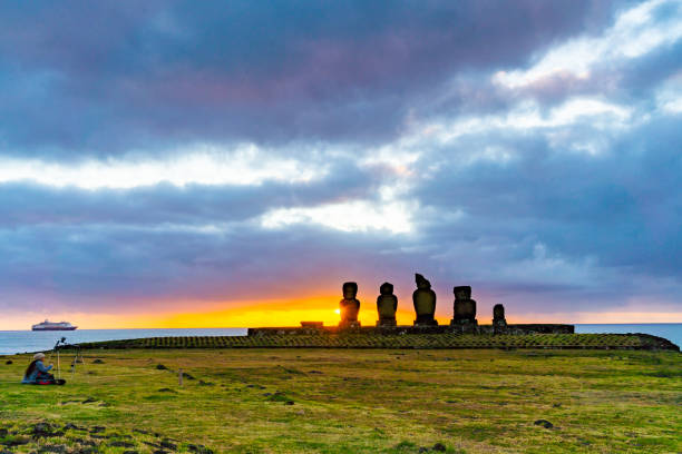 アフコテリクのモアイ島の夕暮れ,イースター島, チリ - polynesian artefacts ストックフォトと画像