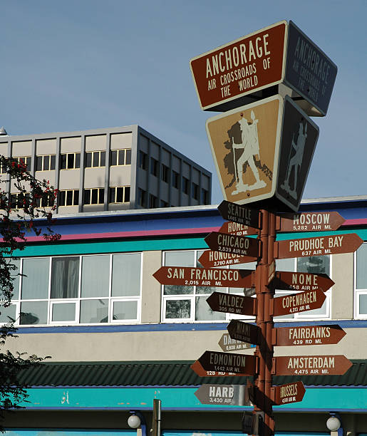 signpostwith las distancias y las indicaciones en anchorage, alaska - directional sign crossroads sign distance sign sign fotografías e imágenes de stock