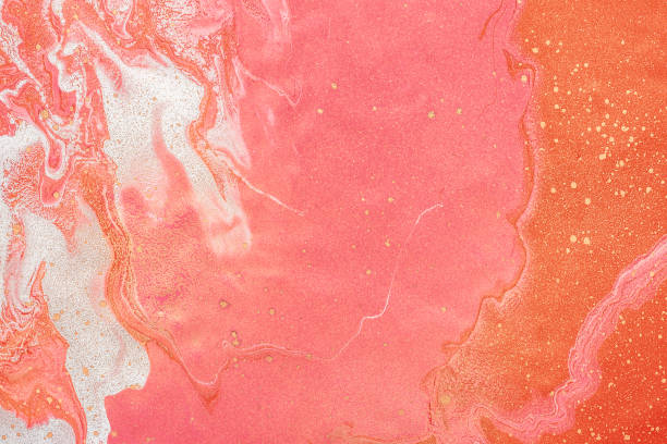 art fluide. vagues roses blanches et éclaboussures d'or. fond ou texture abstrait de pierre - coral pink abstract paint photos et images de collection