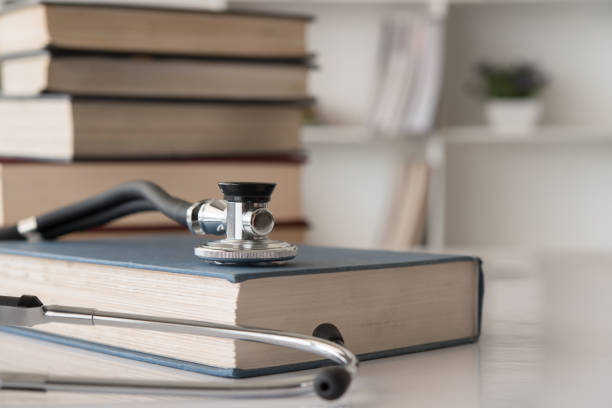 livro médico - medical student healthcare and medicine book education - fotografias e filmes do acervo