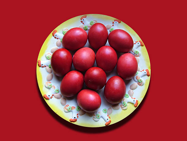 ovos de páscoa de vermelho - easter eggs red imagens e fotografias de stock