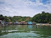 borneo-meer-zigeuner-wasser-dorf-oder-haus-auf-stelzen-in-sabah-borneo-das-land-unter-dem-wind.jpg?b=1&s=170x170&k=20&c=h8c-WrvidGOwL98VQSHcCl3ppBUFtnUYa0vuRCbMkOg=