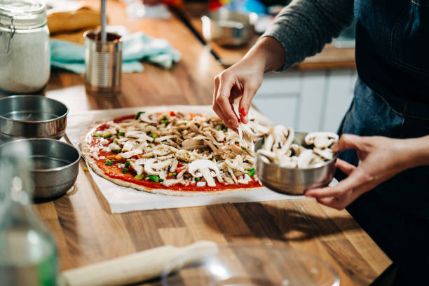 fazendo caseiro pizza vegetariana - cheese making - fotografias e filmes do acervo