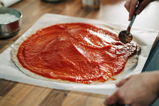自家製ベジタリアンピザを作る - cheese making ストックフォトと画像