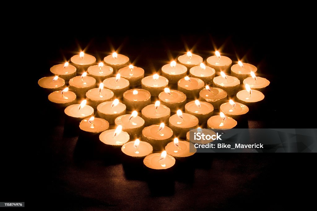 Corazón hecho de velas - Foto de stock de Vela - Equipo de iluminación libre de derechos