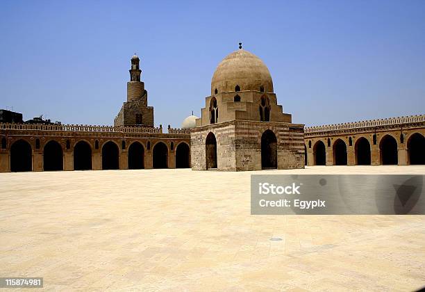 Mesquita De Touloun No Cairo - Fotografias de stock e mais imagens de Admirar a Vista - Admirar a Vista, Arco - Caraterística arquitetural, Arquitetura