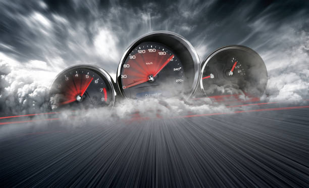 snelheidsmeter scoren hoge snelheid in een snelle motion blur circuit achtergrond. snelheidsovertredingen auto achtergrond foto concept. - sportrace stockfoto's en -beelden