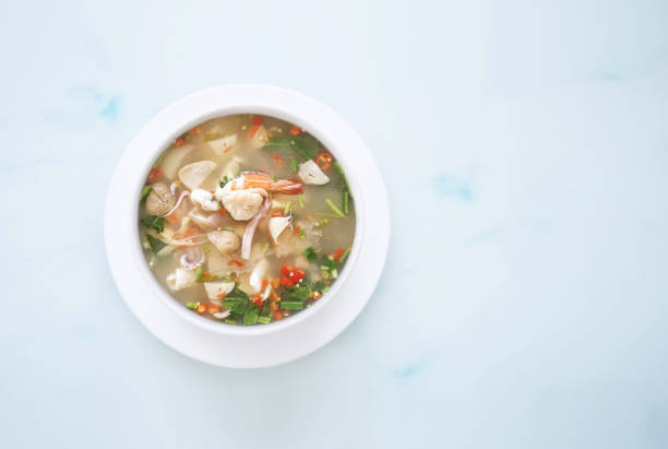 tom yum soup with shrimp fish and mushroom  (thai spicy and sour shrimp soup) - sopa tom yum imagens e fotografias de stock