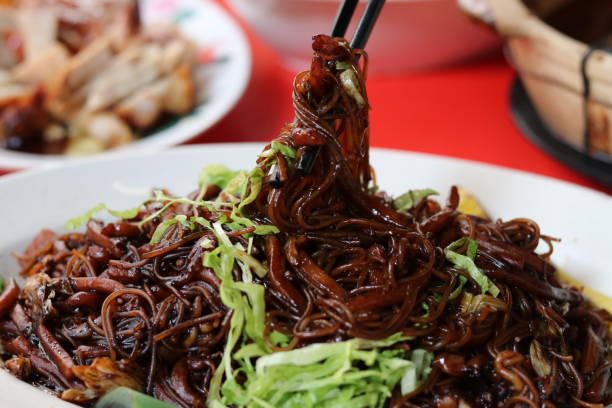 hokkien fritto me noodle, uno dei cibi popolari in petaling street a chinatown di kuala lumpur, malesia. - hokkien foto e immagini stock
