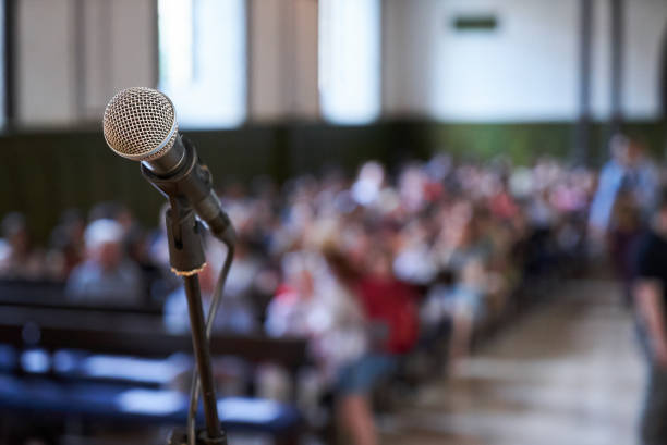 mikrofon i abstrakcyjne rozmyte tło sali konferencyjnej lub sali seminaryjnej - lecture hall audio zdjęcia i obrazy z banku zdjęć