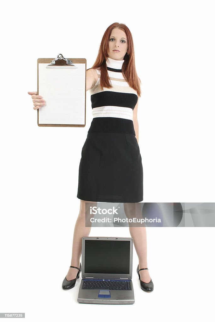 Femme d'affaires avec ordinateur portable et un presse-papiers - Photo de Adulte libre de droits